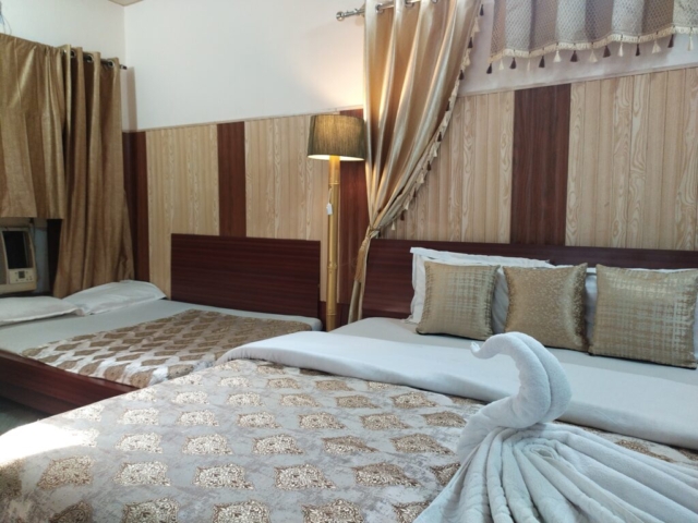 Family Room AC Four Bedded near ganga platform