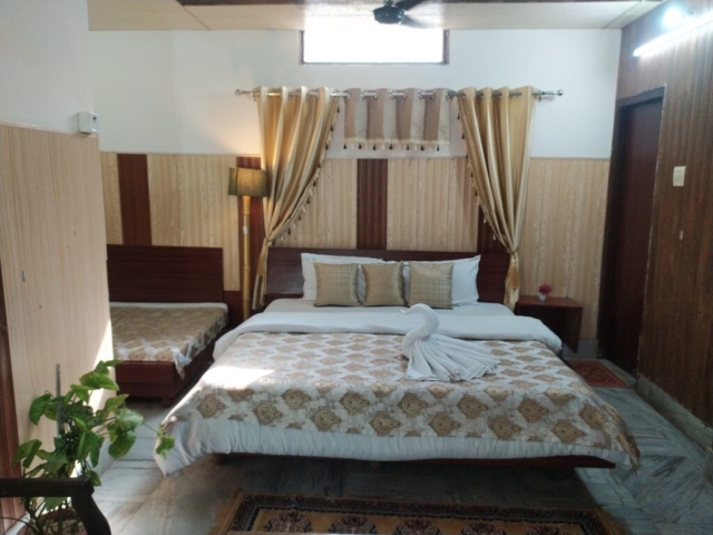 Family Room AC Four Bedded near ganga platform